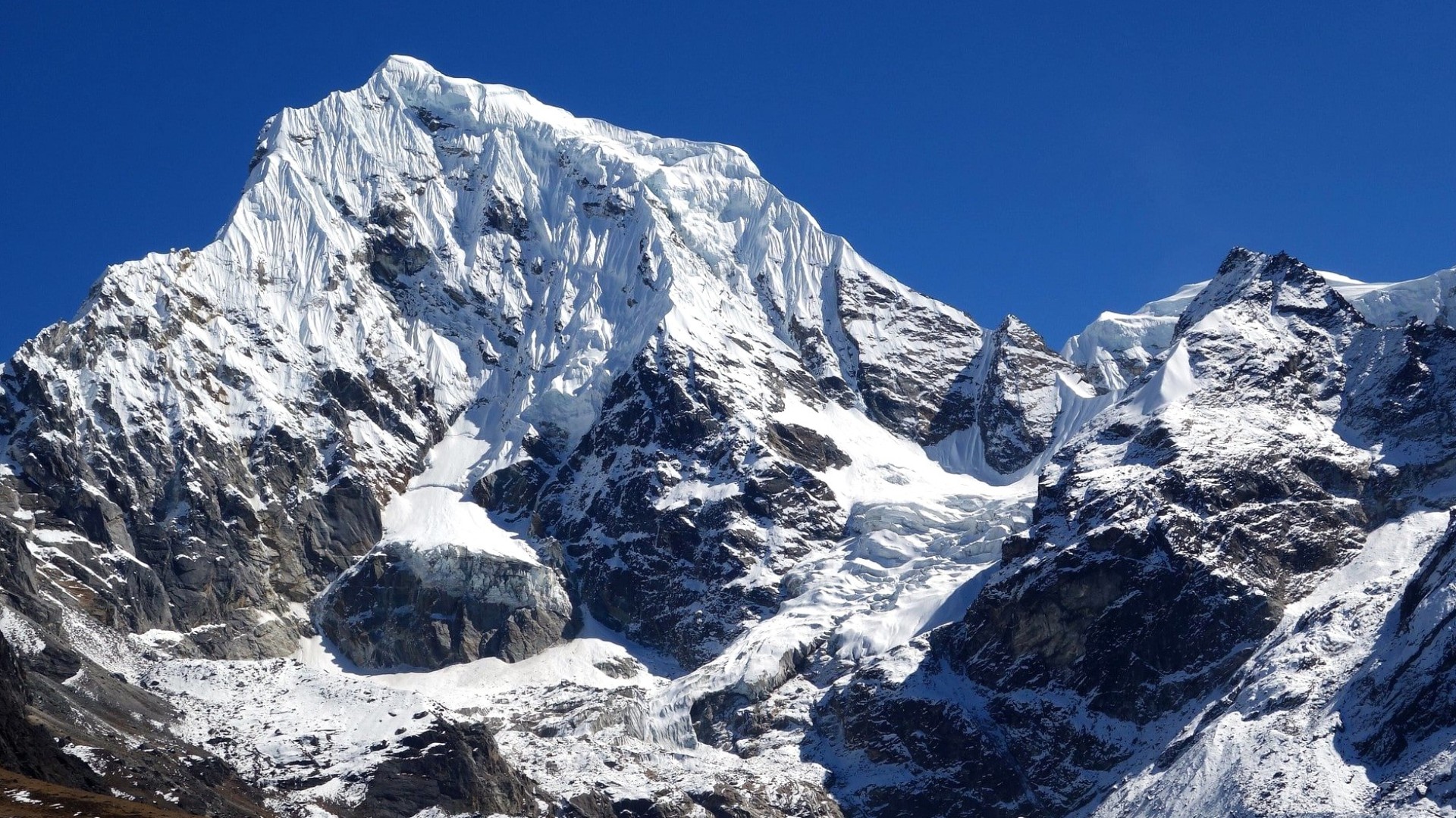 Mt. Cholatse 6,440m Climbing Expedition